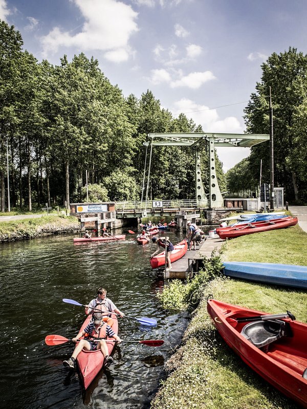 Kinderen klaar om in groep te kajakken op de Zuidlede in Wachtebeke (Waasland)