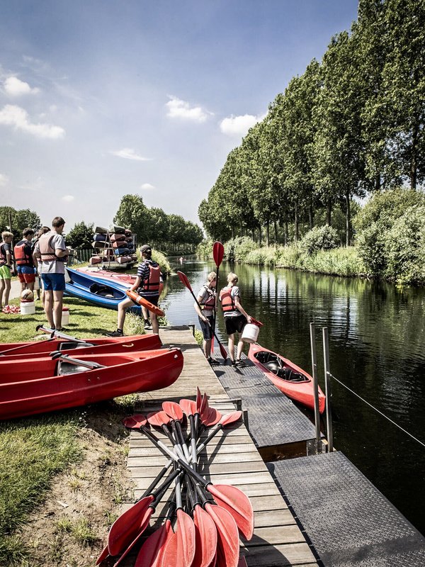 Een groep kinderen gaat kajakken op de Zuidlede in Wachtebeke (Waasland)