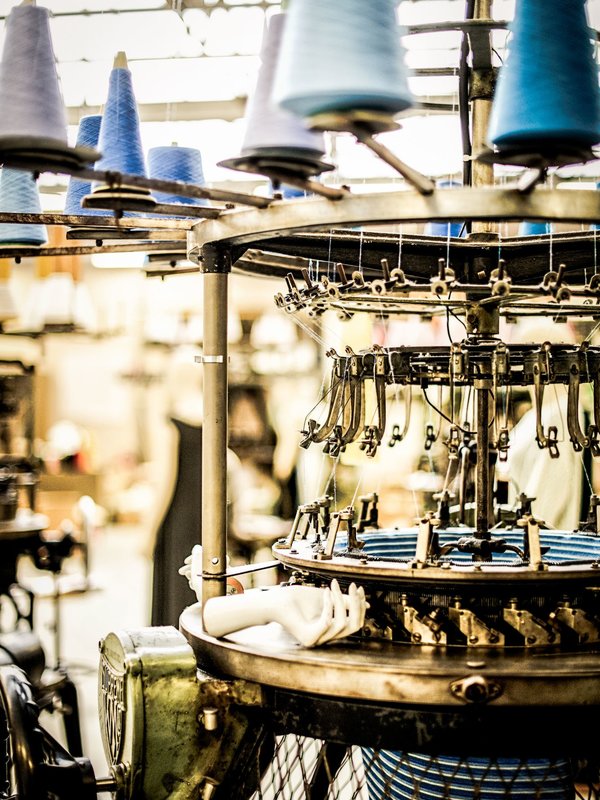 Spoelen met wol in het breiatelier in SteM in Sint-Niklaas (Waasland)