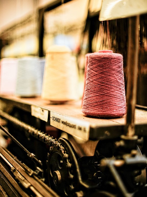 Spoelen in het breiatelier in SteM in Sint-Niklaas (Waasland)