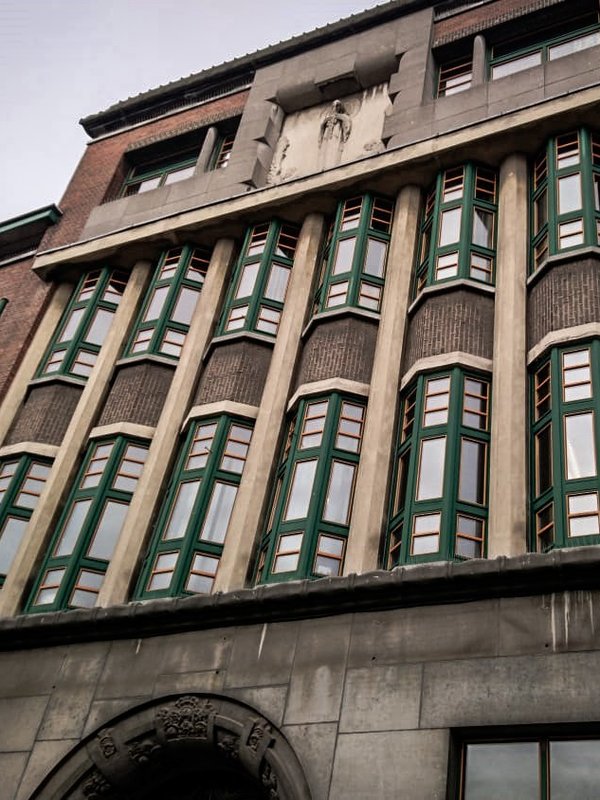 De gevel in art decostijl van de Broederschool in Sint-Niklaas (Waasland)