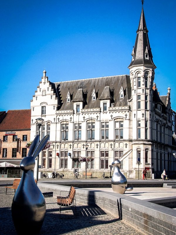 Zicht op de markt van Lokeren (Waasland)