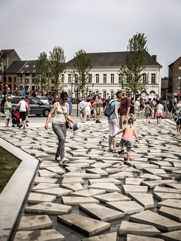 Stapstenen in waterpartij in het Prinses Josephine Charlottepark in Lokeren (Waasland)