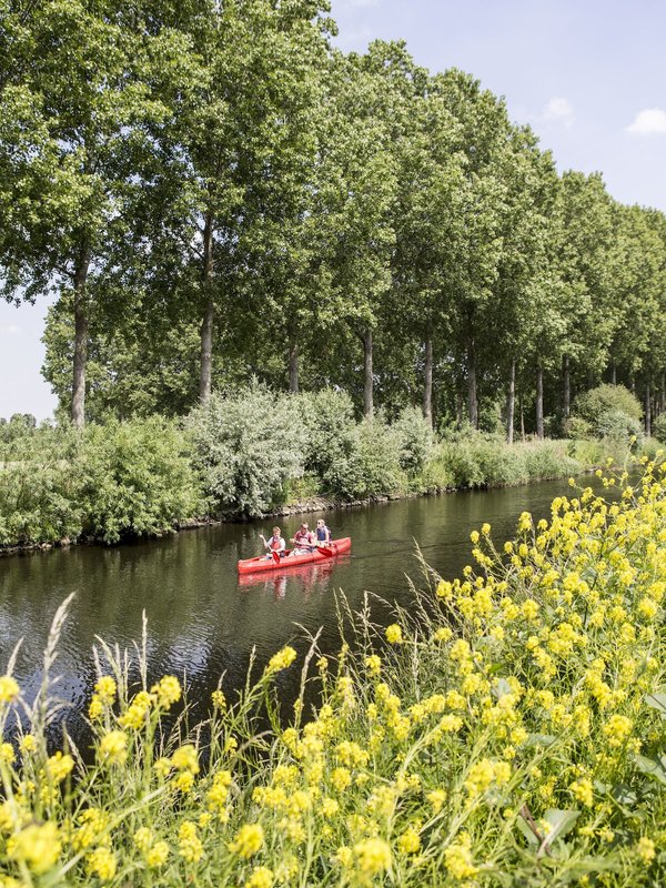 Met de kano varen op de Moervaart en Zuidlede