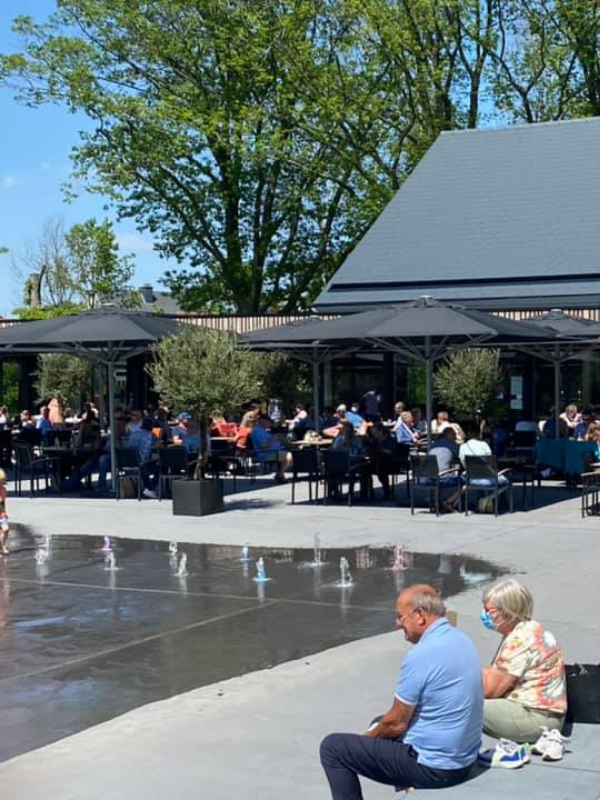 Genieten van de dansende fonteinen op het terras van Brasserie Het Zomerhuis in Stekene (Waasland)