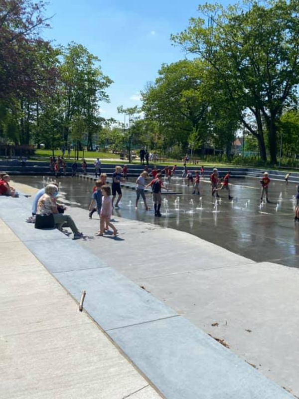 De fonteinen op het vroegere openluchtzwembad bij Brasserie Het Zomerhuis in Stekene (Waasland)