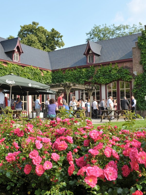 Koetshuis Kasteel Beervelde met bloemen