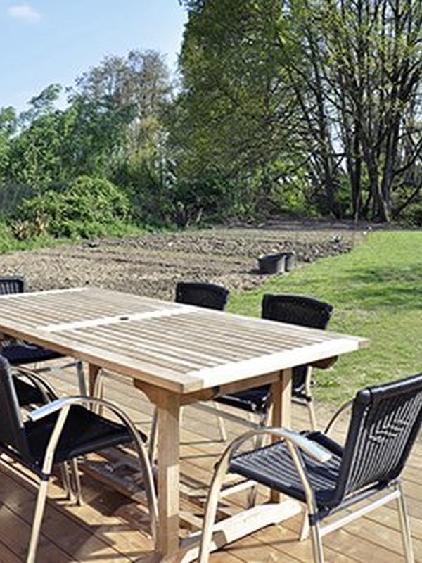 Het terras in het groen