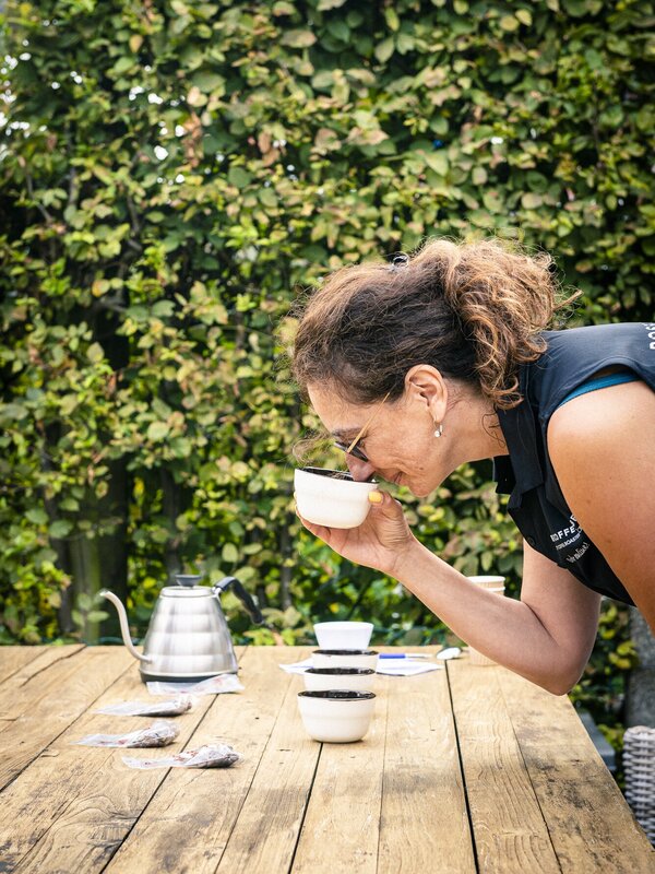 Sabrina proeft van een verse tas koffie tijdens een demonstratie