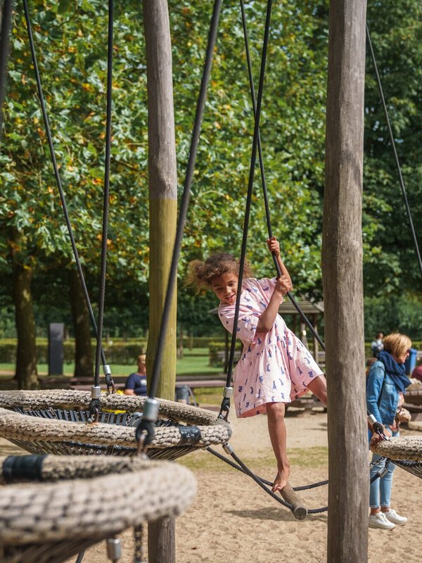 Kinderen spelen in speeltuin van provinciaal domein Puyenbroeck