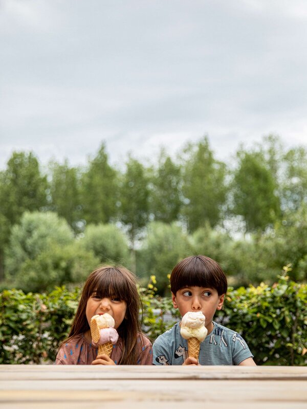 Kinderen eten ijsje in IJshoeve De Boey