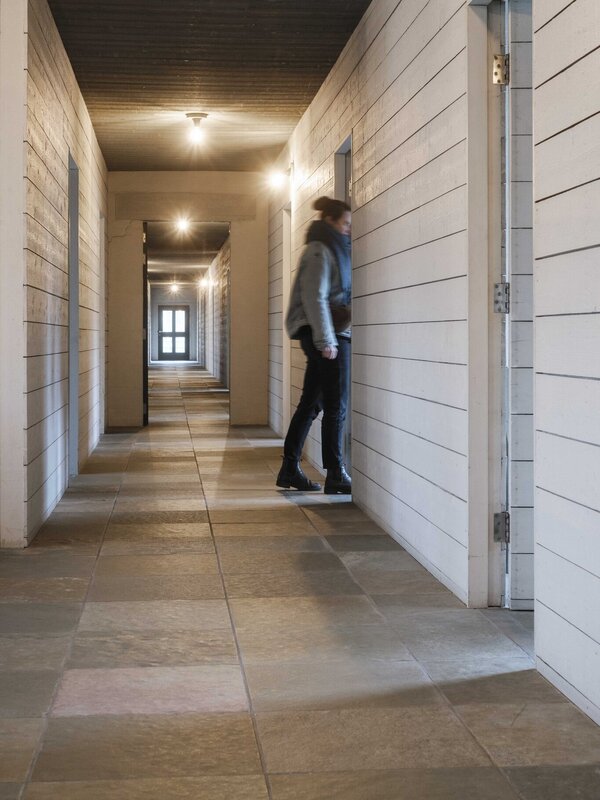 Gang met de slaapcellen voor bezoekers in de Abdij van Roosenberg