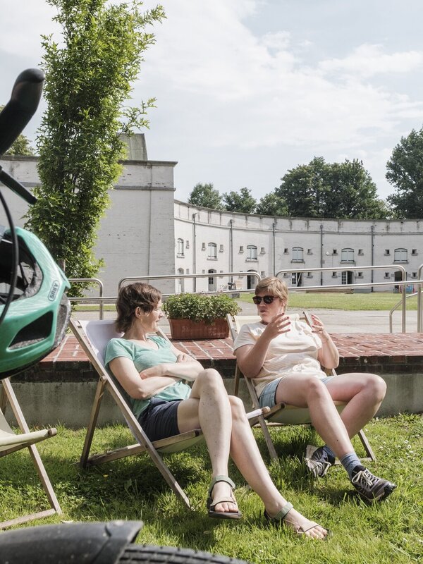 2 fietsers aan Brasserie Napoleon aan Fort Liefkenshoek