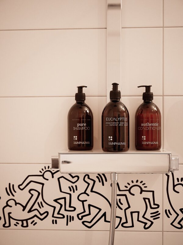 Er zijn verzorgingsproducten voorzien in de badkamer